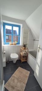 baño con aseo, bañera y ventana en Altstadt Loog, en Leer 5 fotos más