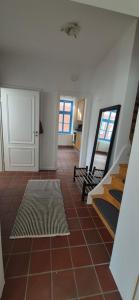 sala de estar con escalera y suelo de baldosa en Altstadt Loog, en Leer