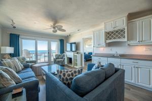 Χώρος καθιστικού στο GSP3 Summer Breeze Oceanfront Condo, Elevator, Pool, Fitness Club!