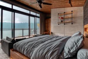 Postel nebo postele na pokoji v ubytování Lake-Front Luxury Villa + 51 fotografií