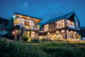 Zahrada ubytování Lake-Front Luxury Villa