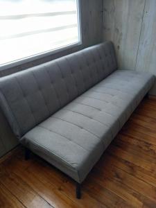 PiruquinaにあるLiwen Cabaña Pastahueの窓際の部屋にソファが備わります。