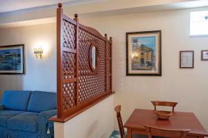 een woonkamer met een blauwe bank en een tafel bij Garibaldi Houses in Milazzo