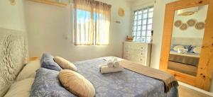 Un dormitorio con una cama azul con almohadas. en Urban loft Valencia playa, en La Pobla de Farnals 62 fotos más