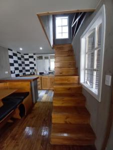 PiruquinaにあるLiwen Cabaña Pastahueの窓付きのキッチンへ続く階段