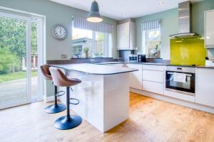 Kuchyň nebo kuchyňský kout v ubytování Marshmallow - 2 Bedroom Cottage - Oxwich