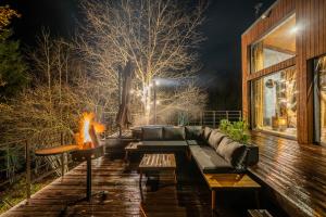 ein Wohnzimmer mit einem Sofa und einer Feuerstelle in der Unterkunft Ramiau - su gamta in Kareivonys