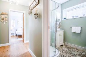 Koupelna v ubytování Marshmallow - 2 Bedroom Cottage - Oxwich + 36 fotografií