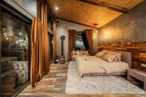 ein Schlafzimmer mit einem Bett und einem großen Fenster in der Unterkunft Ramiau - su gamta in Kareivonys + 17 Fotos