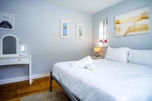 Postel nebo postele na pokoji v ubytování Marshmallow - 2 Bedroom Cottage - Oxwich