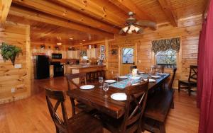 Η κουζίνα ή μικρή κουζίνα στο Splash N Sunrise Theatre - Private Pool, Gorgeous Mtn Views, Theater Room, Pool Table + Hot Tub!