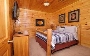 Ένα ή περισσότερα κρεβάτια σε δωμάτιο στο Splash N Sunrise Theatre - Private Pool, Gorgeous Mtn Views, Theater Room, Pool Table + Hot Tub! +47 φωτογραφίες