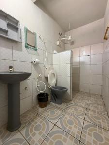 um banheiro com vaso sanitário e pia em Pousada Sol Dourado em Jiloca de Jericoacoara