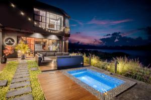 Bazén v ubytování Lake-Front Luxury Villa nebo v jeho okolí