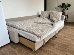 Apartment in Paris Suburb, 15 minutes to center.にあるベッド