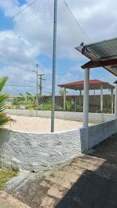 ein Maschendrahtzaun vor einem Tennisplatz in der Unterkunft Castanhal na Cop30 in Castanhal