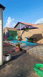 ein blaues Boot neben einem Gebäude in der Unterkunft Castanhal na Cop30 in Castanhal