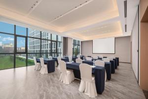 Οι επιχειρηματικές εγκαταστάσεις ή/και οι αίθουσες συνεδριάσεων στο Holiday Inn Express Gongyi City Center by IHG