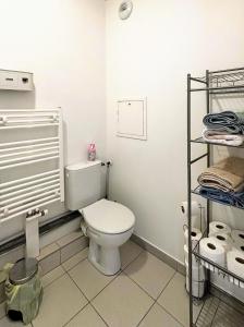 ル・ブラン・メニルにあるApartment in Paris Suburb, 15 minutes to center.のバスルーム(トイレ、タオル付)