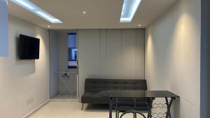 a living room with a couch and a table at Apartamento Silver Park in Cúcuta