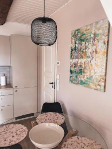 a dining room with a glass table and a painting at Rinneköngäs - Ruka-Pyhä 2x SKIPASS included in Ruka