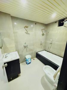 Koupelna v ubytování Hotel Manish International Near Kashi Vishwanath Temple