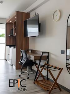 an office with a desk and a chair at Epic Suite 506 Deluxe Aeropuerto in Cuba