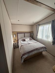 Postel nebo postele na pokoji v ubytování Luxury mini lodge with lakeside views + 11 fotografií