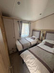 Postel nebo postele na pokoji v ubytování Luxury mini lodge with lakeside views