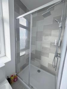 una ducha con puerta de cristal en un baño en Apartment 3- 216 high Street, en Arbroath