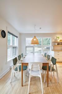 une salle à manger avec une table et des chaises dans l'établissement La Jumelle d'en bas - 5 chambres - 15 personnes, à Saint-Ferréol-les-Neiges