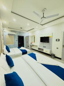 Ένα ή περισσότερα κρεβάτια σε δωμάτιο στο Hotel Manish International Near Kashi Vishwanath Temple +25 φωτογραφίες