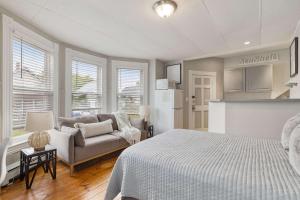 Un dormitorio con una cama y un sofá y una cocina. en Sleek & Bright 1st Flr Studio Short -Midterm Stays, en Manchester