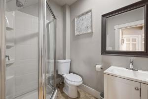 Un baño con inodoro, lavabo y ducha. en Sleek & Bright 1st Flr Studio Short -Midterm Stays, en Manchester 19 fotos más