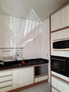 Η κουζίνα ή μικρή κουζίνα στο Estúdio acolhedor e versátil +2 φωτογραφίες