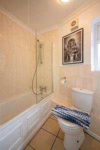 une salle de bain avec douche, toilettes et baignoire dans l'établissement Rochdale Residence, à Royal Tunbridge Wells
