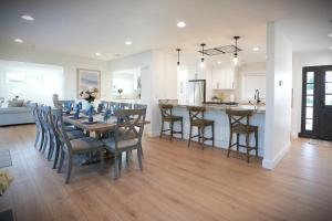 a dining room and kitchen with a table and chairs at Destination #47 in Orange