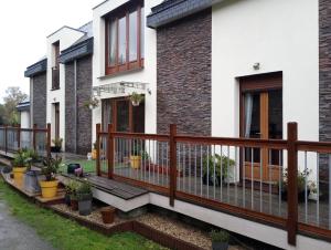 a house with a balcony with plants on it at Bellevue Josselin 1a Chemin des Cruyere in Josselin