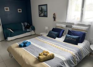 a bedroom with two beds with blue pillows at Chambre Ephedra in Sampzon