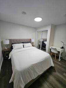 Postel nebo postele na pokoji v ubytování Beautiful, serene and modern!