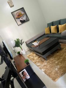 een woonkamer met een bank en een tafel bij J&D Home NTINDA 02 in Kampala