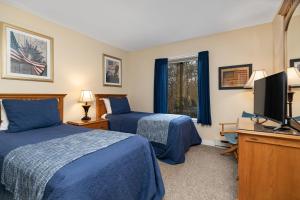 a hotel room with two beds and a television at Dobie 21 With Wintergreen Advantage in Mount Torry Furnace +17 photos
