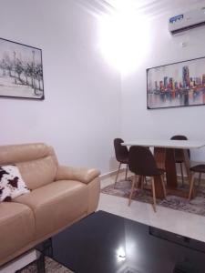a living room with a couch and a table at Appartement fun in Dakar