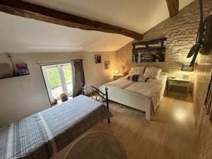 Postel nebo postele na pokoji v ubytování Ancien Corps de Ferme à la Campagne