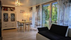 LanglingenにあるTaras Ferienwohnungのソファとテーブルのあるリビングルーム