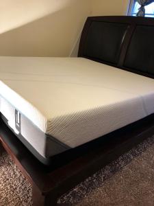 colchón en un marco de cama en una habitación en Newly built single family home, en Cedar Rapids