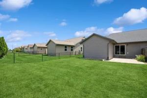una fila de casas en un patio en Newly built single family home, en Cedar Rapids