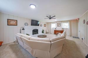 Μια τηλεόραση ή/και κέντρο ψυχαγωγίας στο Kennesaw Komfort Home for 8