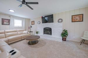 Χώρος καθιστικού στο Kennesaw Komfort Home for 8