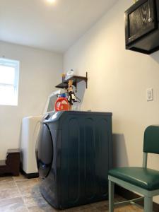 Habitación con TV, mesa y silla. en Newly built single family home, en Cedar Rapids